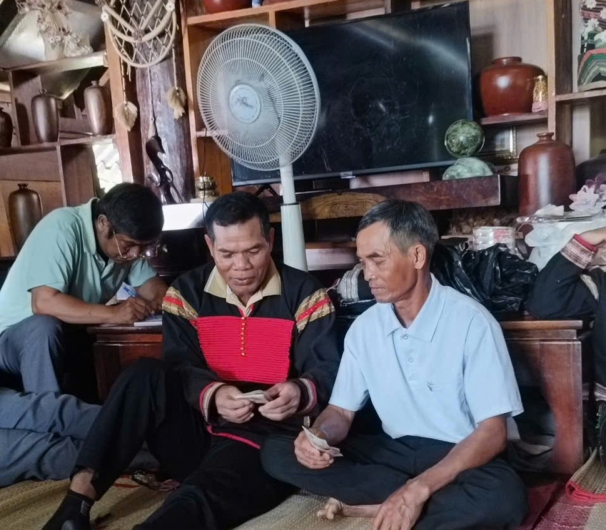 Ông Aê Sên (áo thổ cẩm) ở phường Ea Kao, tỉnh Đắk Lắk, người làm “chủ lễ” kết nghĩa.