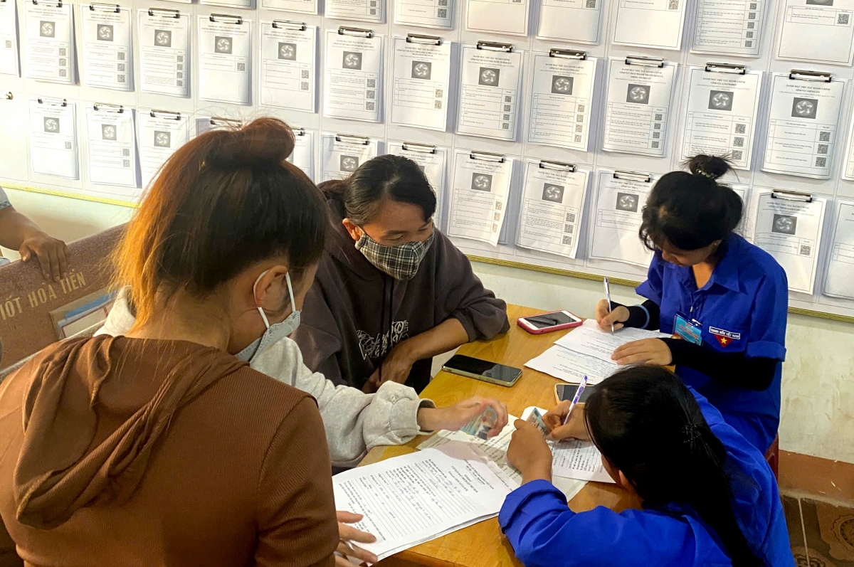 
 Pơtho ăn kon pơlei pơm hla bơar.