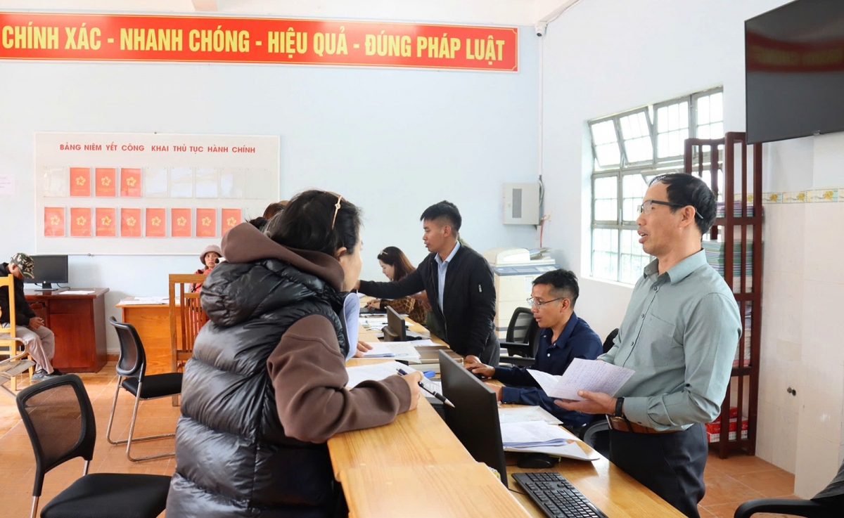 
Kang ƀô̆ tơring Lạc Dương pơtho ăn kon pơlei pơm hla bơar.