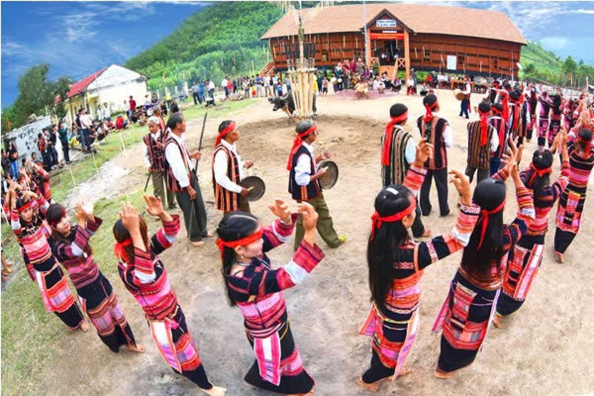 Kơdrâm kơdrĕng mâu kuăn pơlê veăng Mơdĭng hâk suâ ƀlêi trâng (Um xo ki vâi)