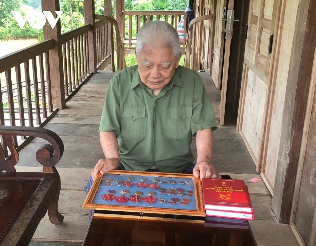 Ông Lộc Văn Khỏa, 88 tuổi, ở Bản Cuôn, xã Côn Minh, tỉnh Bắc Kạn (nay là tỉnh Thái Nguyên)