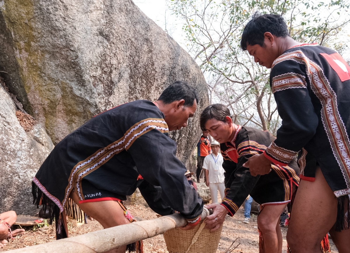 Tơlơi ngă yang Pơtao Apui