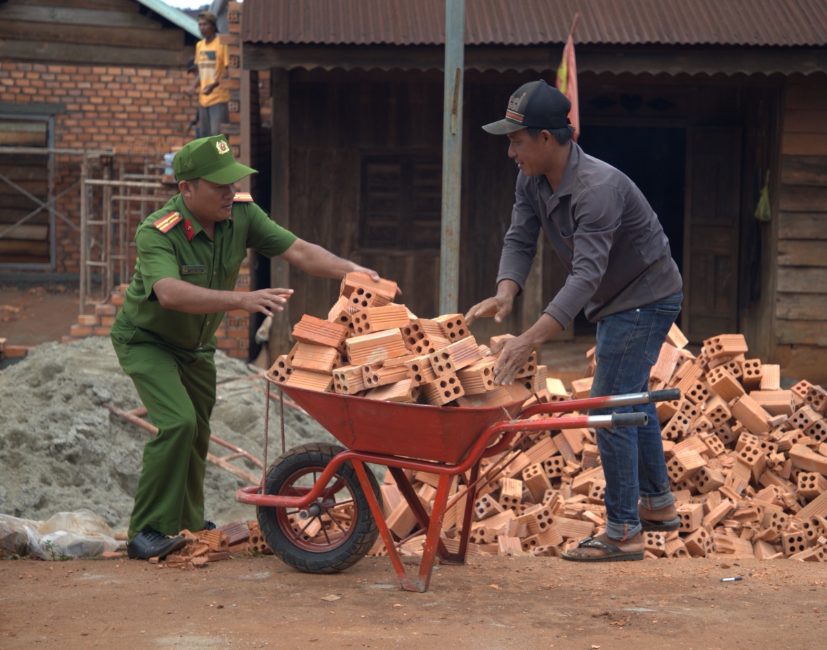
Mĭnh ‘nu công an tơ̆ xăh Quảng Trực, dêh char Lâm Đồng vang năm tơgŭm ăn kon pơlei man hnam