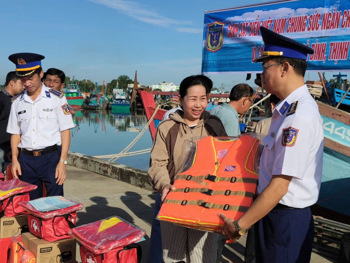 Những chiếc áo phao, cờ Tổ quốc, túi thuốc... được tặng cho các ngư dân