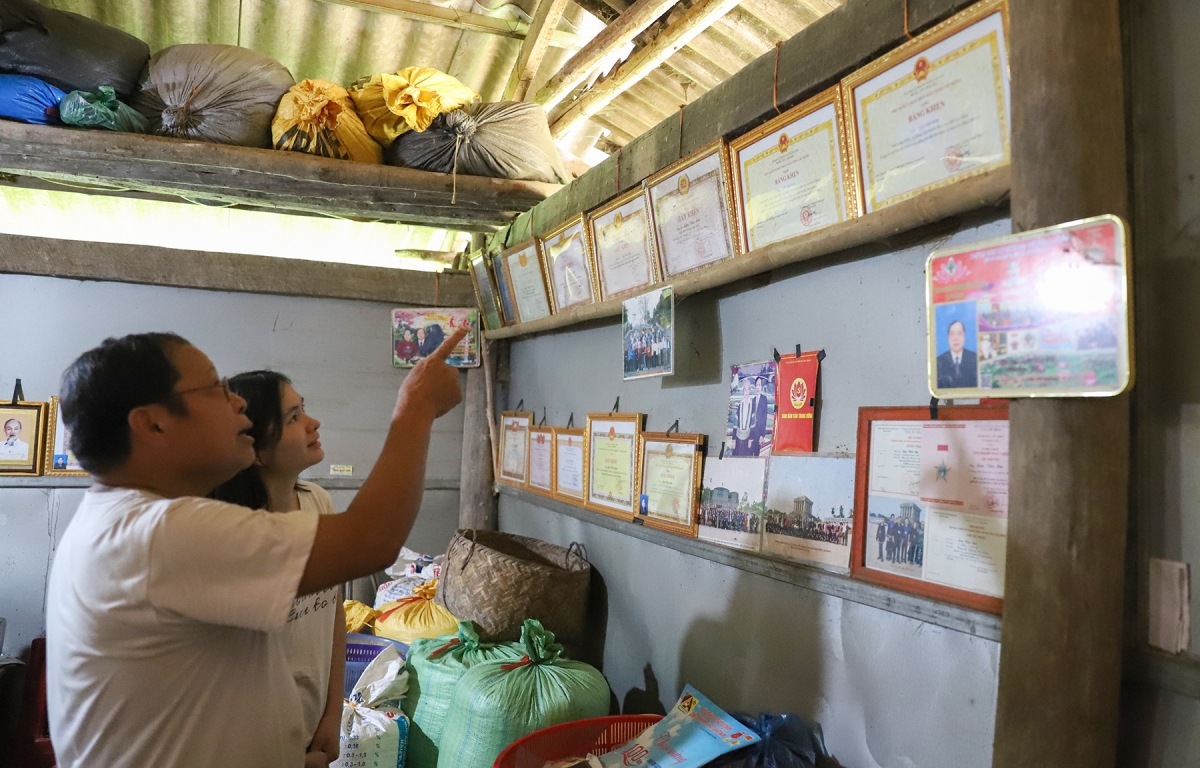 Pôa Lưu Văn Sơn hâk tơngăm pơtối khôi túa vâi krâ nah, mơ-eăm chiâng ngế Đảng viên