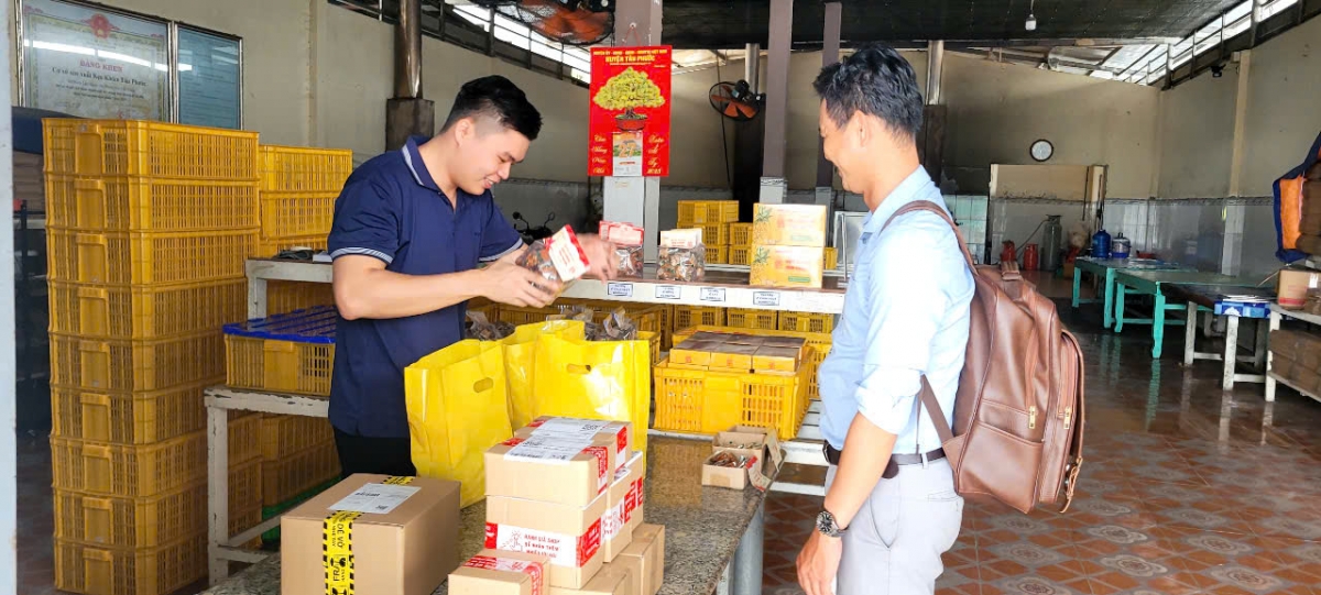 Sản phẩm bánh kẹo chế biến từ trái khóm đang được tiêu thụ ở hệ thống siêu thị Co.op Mart