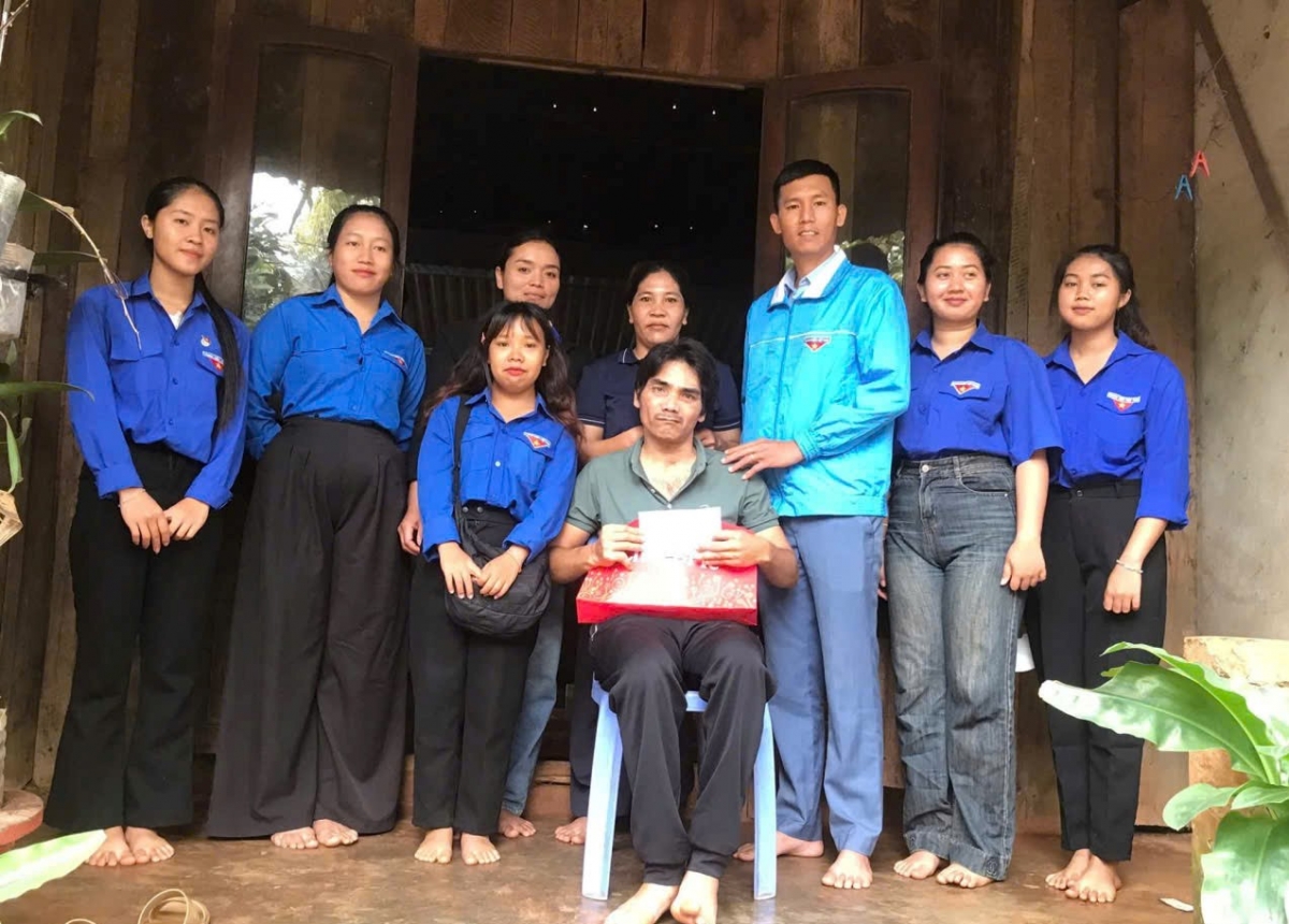 Đoàn ơruh pơnu sàh Cuôr Dăng- Dăk Lăk còp mờ pà phan hìu bơnhă geh dà kơlhề mờ Kăc màng