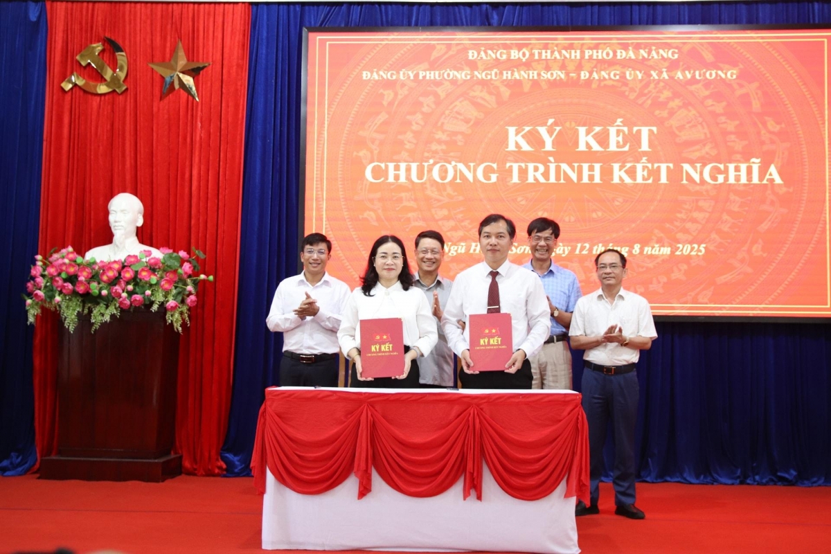 Lễ ký kết giữa 2 địa phương Ngũ Hành Sơn và Avương. Ảnh: T. HUY