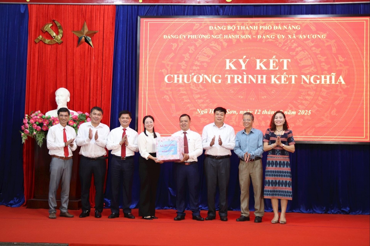 Chụp ảnh lưu niệm cùng tập thể Ban Thường vụ Đảng ủy 2 địa phương tại lễ ký kết. Ảnh: TRỌNG HUY