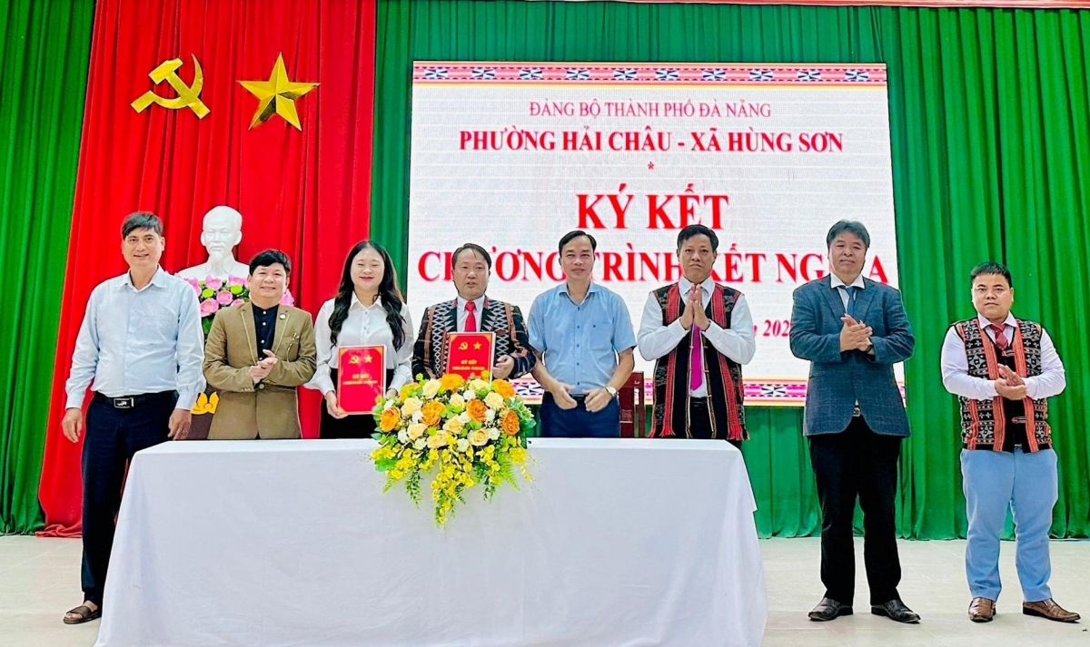 Lãnh đạo phường Hải Châu và xã Hùng Sơn ký kết chương trình kết nghĩa. Ảnh: PARAI