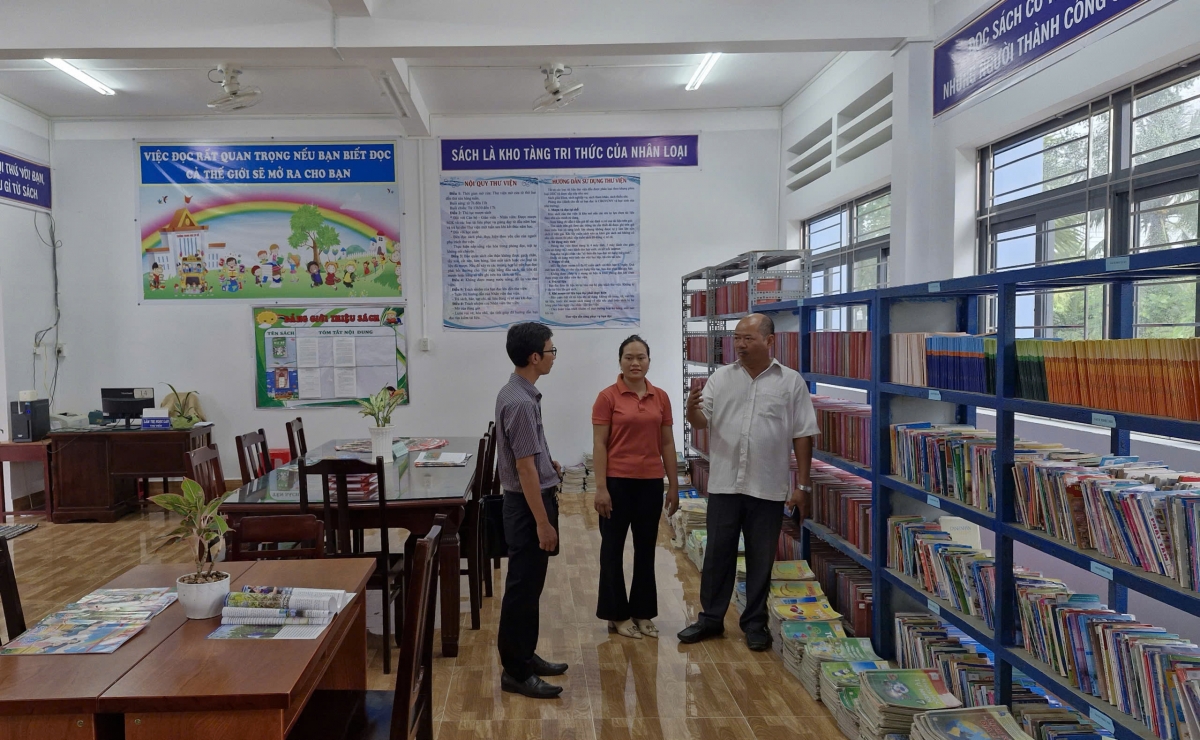 Thầy Liêng Hiền Sự, Hiệu trưởng Trường Phổ thông Dân tộc Nội trú THCS Tân Thạnh trao đổi với PV VOV về công tác chuẩn bị năm học mới của nhà trường