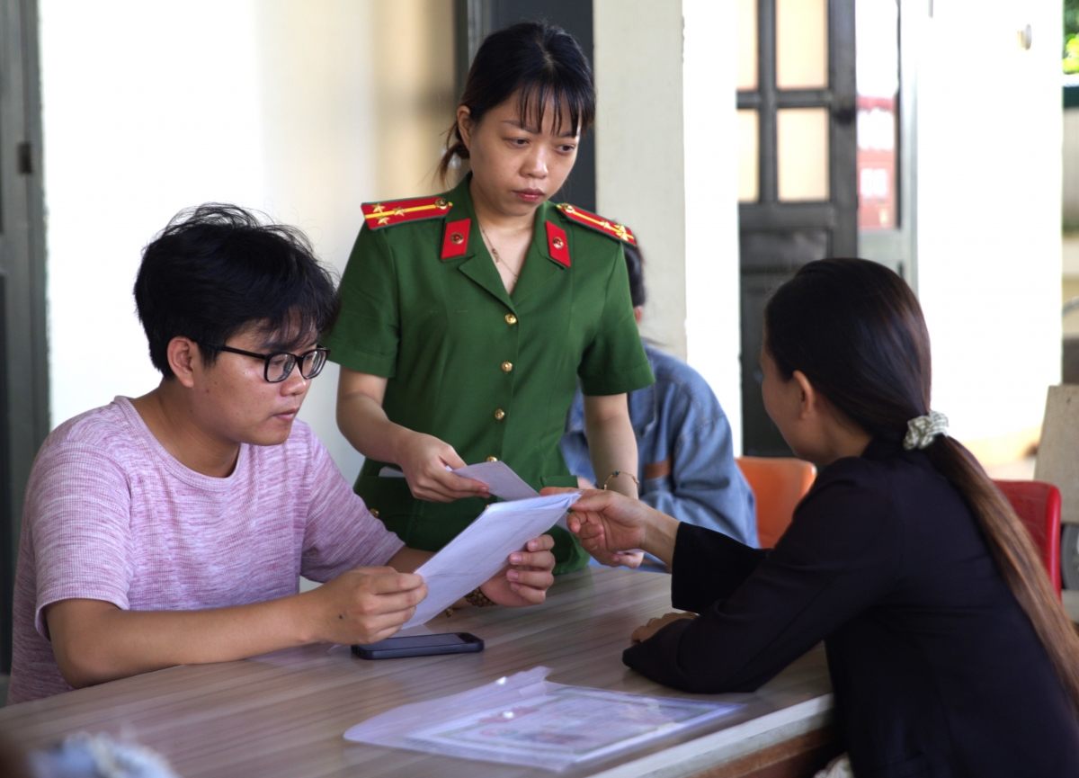 Ngui tŭ jiơ lơm pah bơdìh tŭ jiơ lơh broă nàng tam gơl Sră đảng viên crăp cĭp