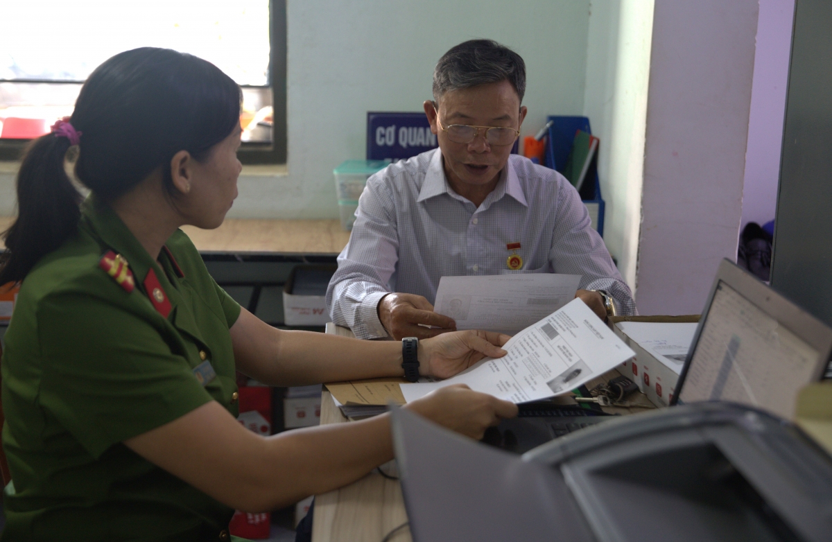 
Kŏng ang pơtho pơm hla bơar tơplih kơtheh đang viên pơklep kơchip. 