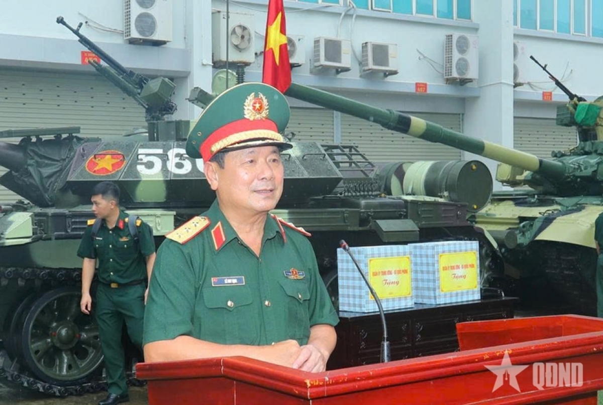 
Thượng tướng Lê Huy Vịnh hơlen lăng tơdrong jang vei sơđơ̆ng kih thuơ̆t