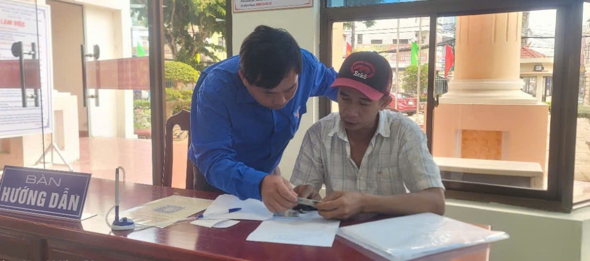 Tổ Công nghệ số cộng đồng hỗ trợ người dân làm thủ tục hành chính tại trung tâm phục vụ hành chính công phường Rạch Giá