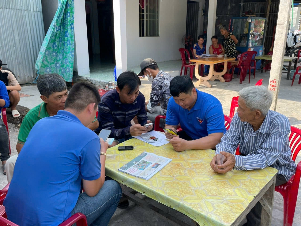 Tổ Công nghệ số cộng đồng Tân Hội hỗ trợ cài đặt, kích hoạt; hướng dẫn người dân sử dụng căn cước công dân gắn chip và định danh điện tử mức độ 2 để thực hiện các thủ tục hành chính