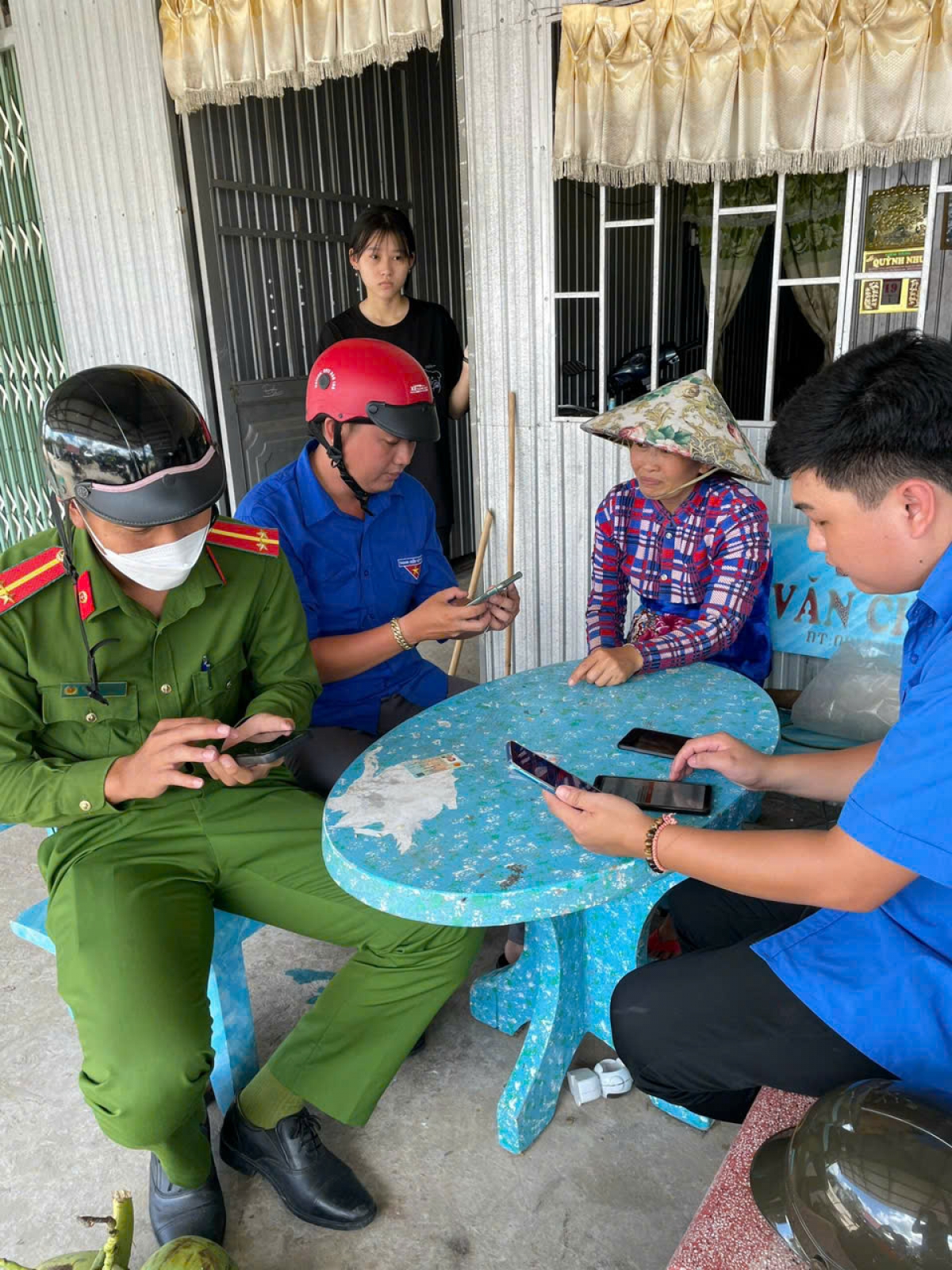 Tổ Công nghệ số cộng đồng Tân Hội hỗ trợ cài đặt, kích hoạt; hướng dẫn người dân sử dụng căn cước công dân gắn chip và định danh điện tử mức độ 2 để thực hiện các thủ tục hành chính