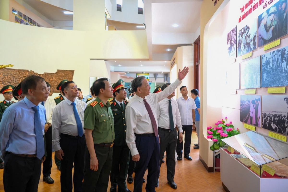 Tổng Bí thư Tô Lâm khâl jrô kan way ơm bah Quân đoàn 12
 