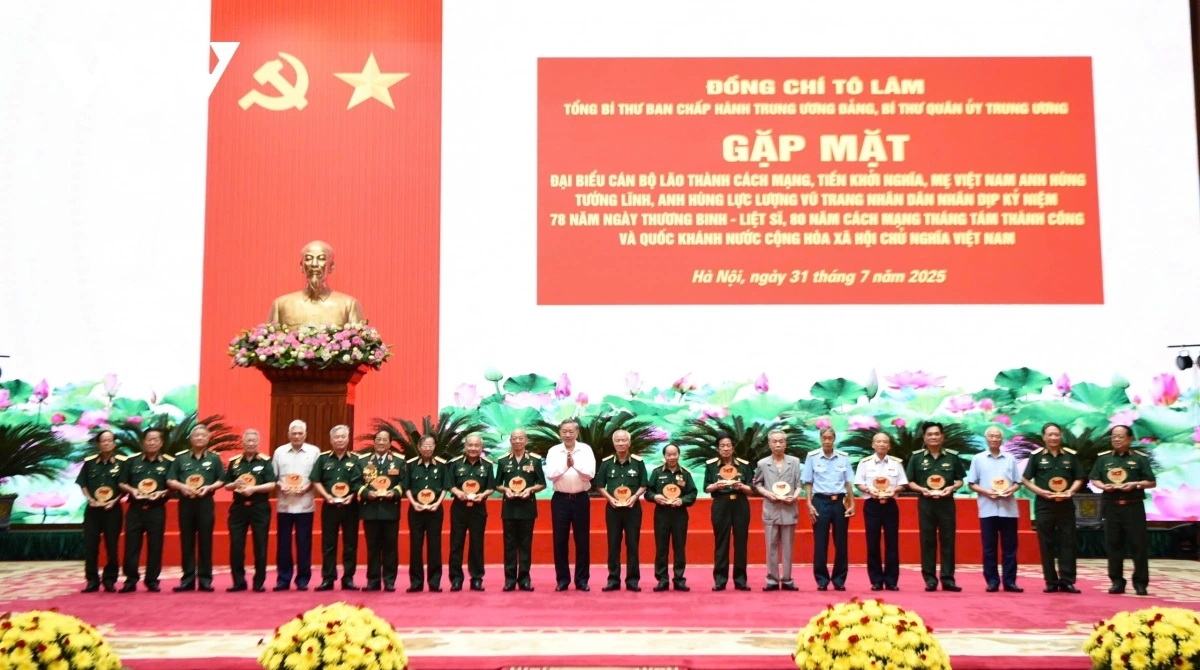 Tổng Bí thư tặng quà các đại biểu tại buổi gặp mặt