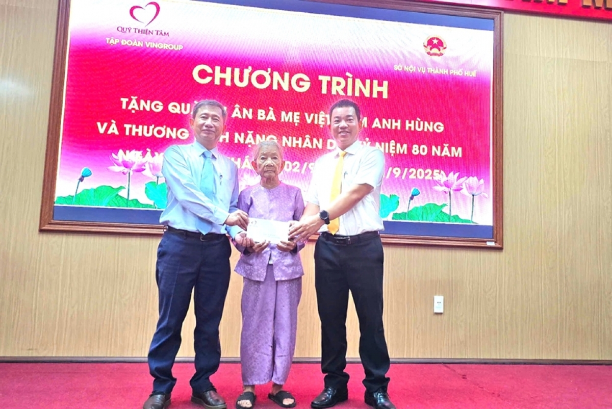 Trao quà cho Mẹ Việt Nam Anh hùng Ngô Thị Thiện
