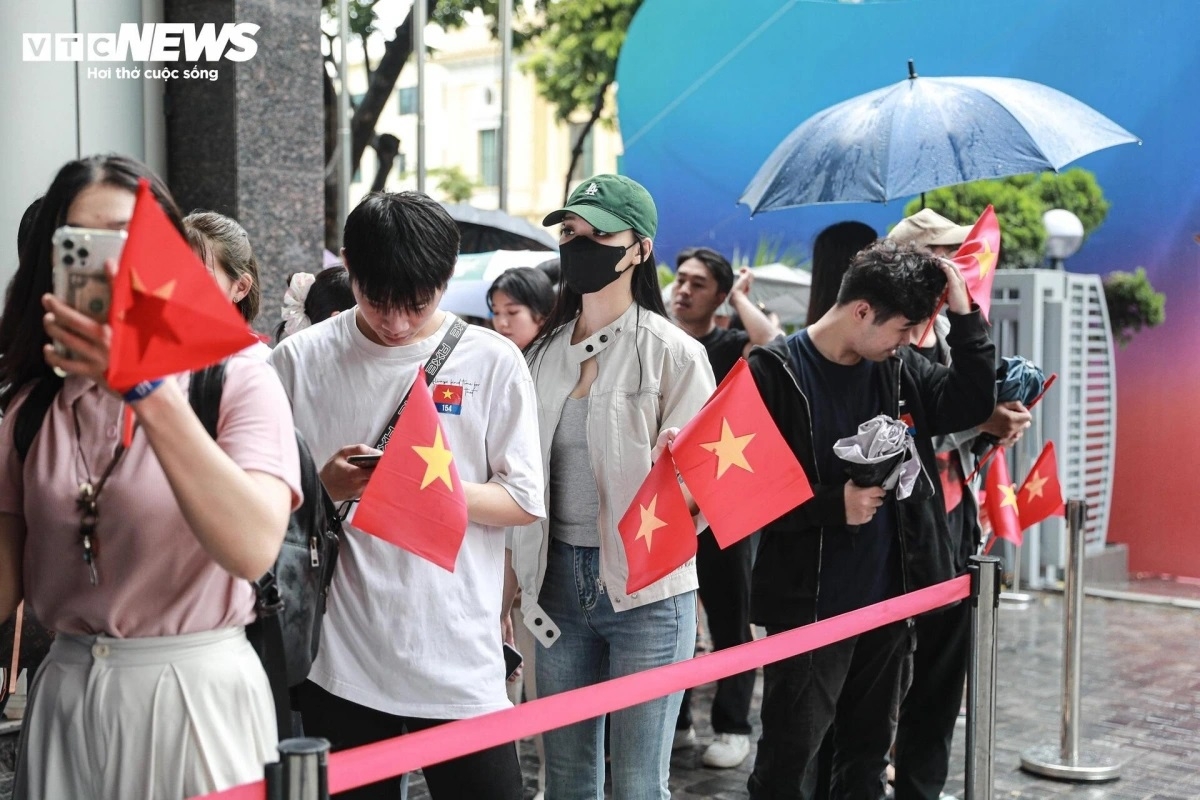 Trời mưa nhưng đông đảo người đến 58 Quán Sứ- Trung tâm Phát thanh Quốc gia để hưởng ứng sự kiện này