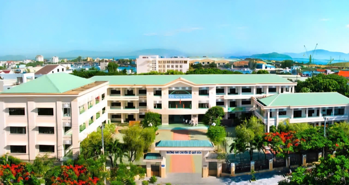 
Hnam trưng THPT chuyên Lê Quý Đôn, phương Quy Nhơn hơmet sơng hŏk tro đơ̆ng Hnam trưng THPT chuyên Hùng Vương, phương Pleiku truh mơ̆t hŏk