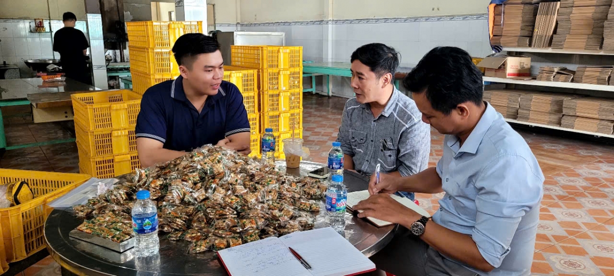 Từ trái khóm đã chế biến ra nhiều bánh kẹo có giá trị