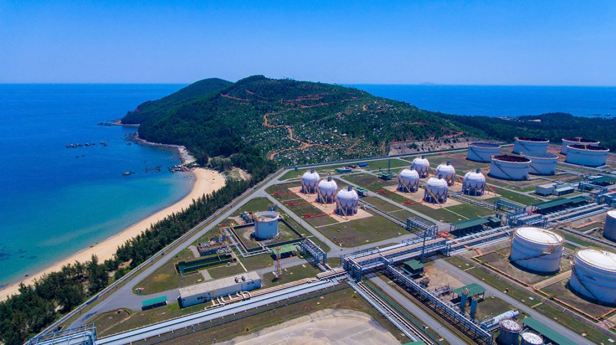 Nhà máy lọc dầu Dung Quất nằm trong vùng lõi Khu Kinh tế Dung Quất, xã Vạn Tường