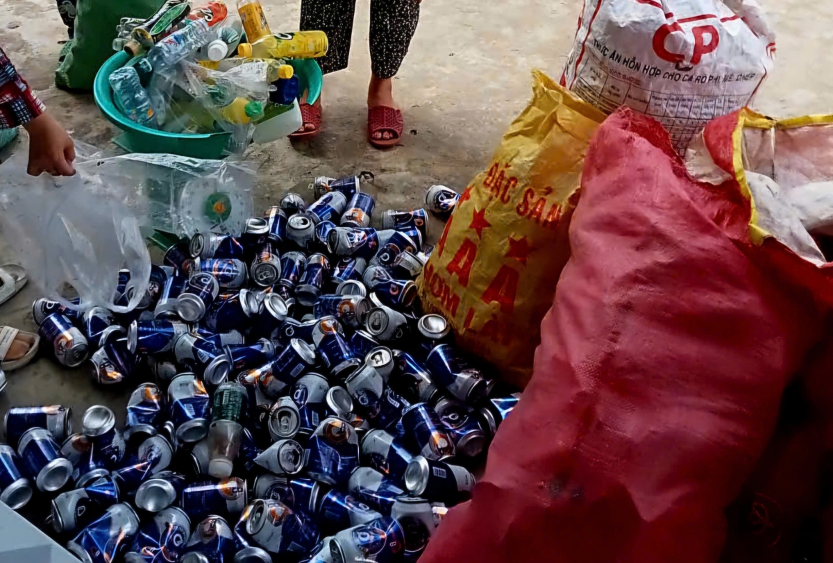 Vỏ chai nước ngọt, lon bia, thau nhựa hỏng... được bà con gom lại để bán