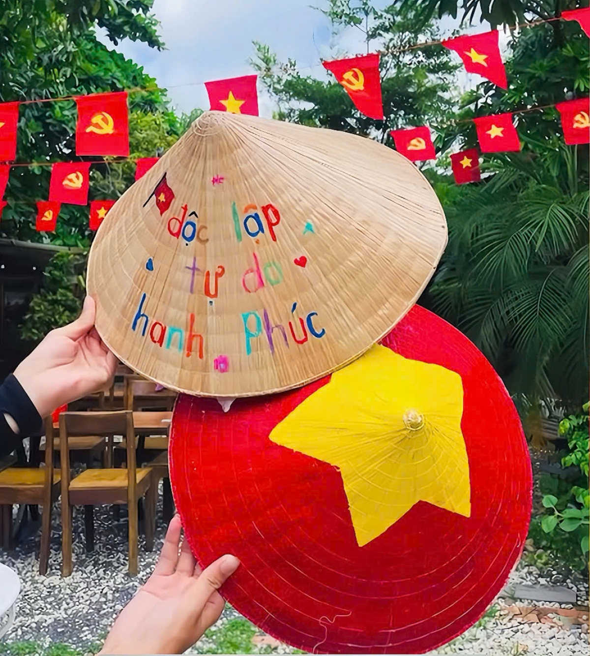 Những món quà lưu niệm đầyý nghĩa được các đơn vị hoạt động du lịch chuẩn bị tặng khách tham quan