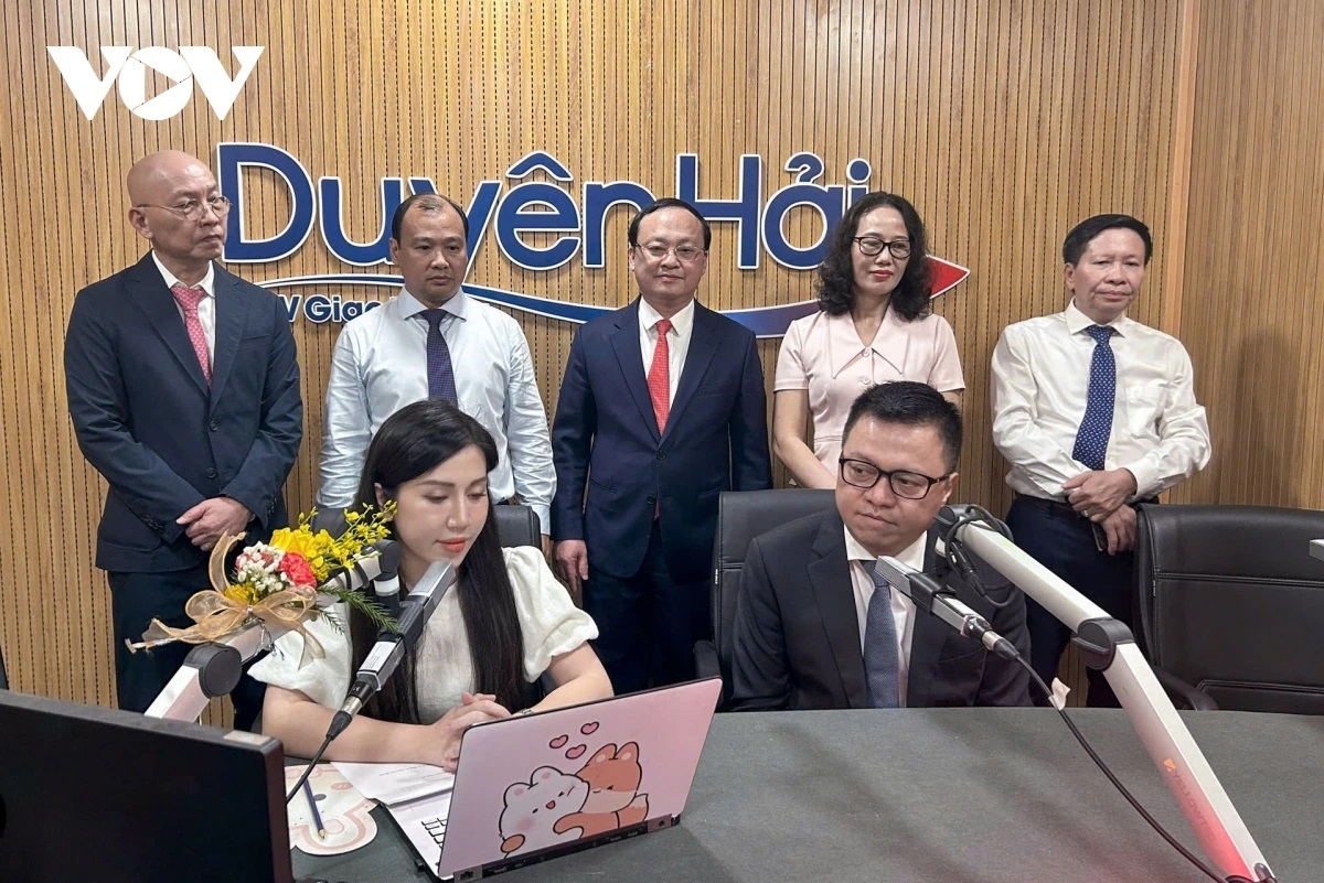 Các đại biểu thăm kênh phát thanh VOVGT Duyên hải