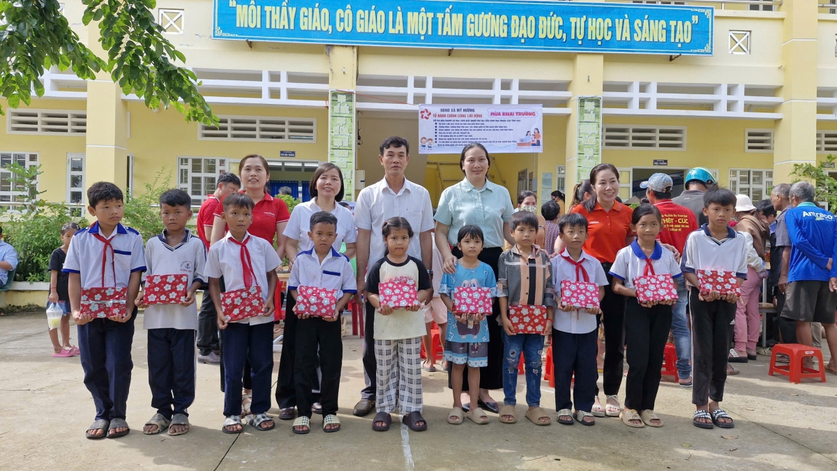 Dịp này, xã còn vận động nhiều phần quà tặng các em học sinh có hoàn cảnh khó khăn