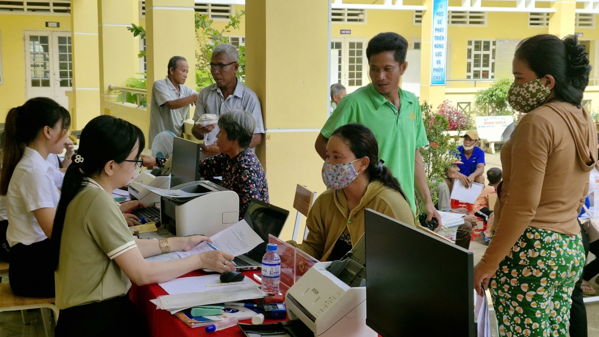 Người dân xã Mỹ Hương đến là thủ tục tại mô hình hành chính công lưu động