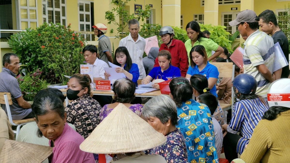 Rất đông người dân tranh thủ đến làm các thủ tục hành chính, nhiều nhất là thủ tục liên quan nhập học của các con, cháu