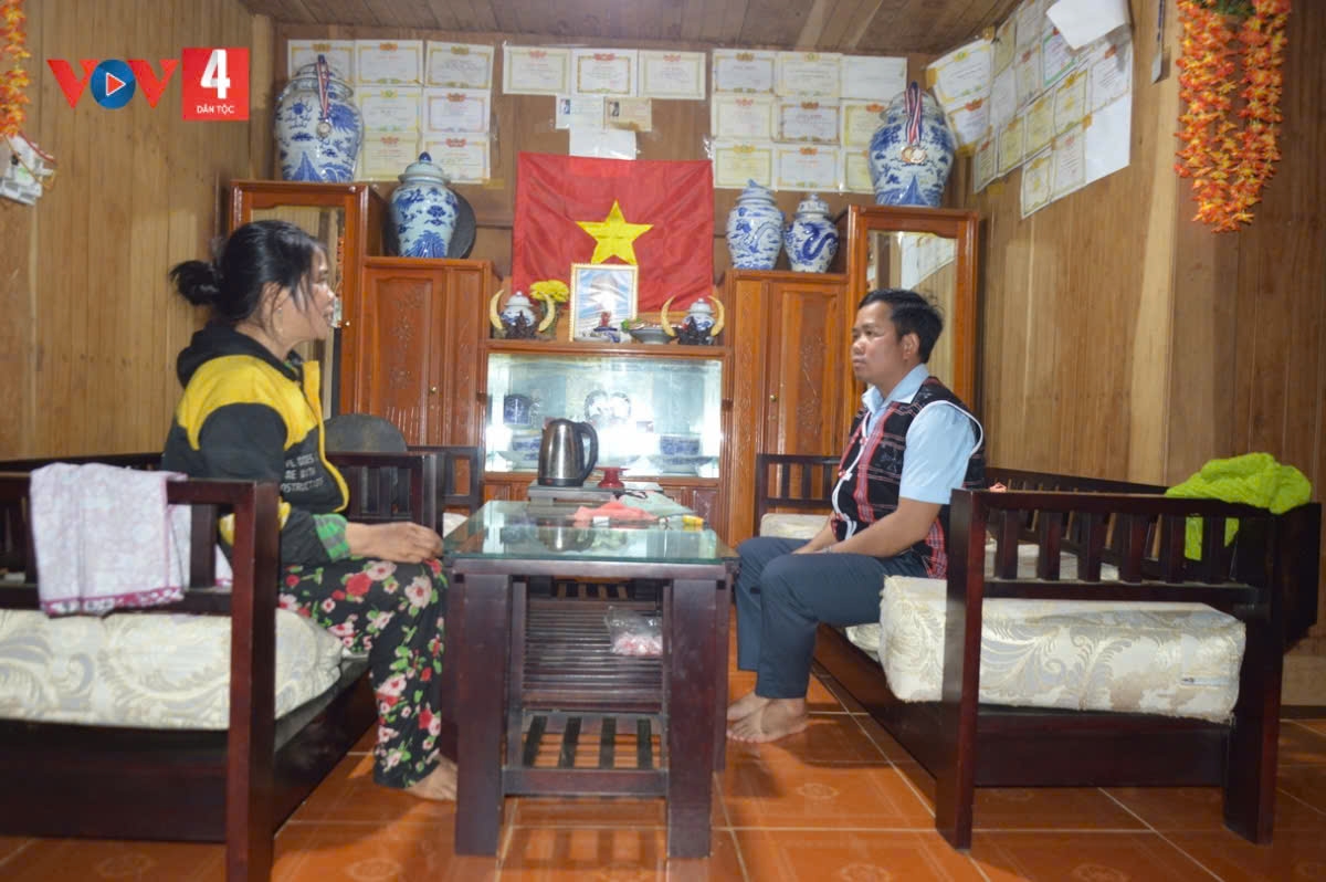 Gia đình Cơ Tu nào cũng có bàn thờ Bác Hồ 