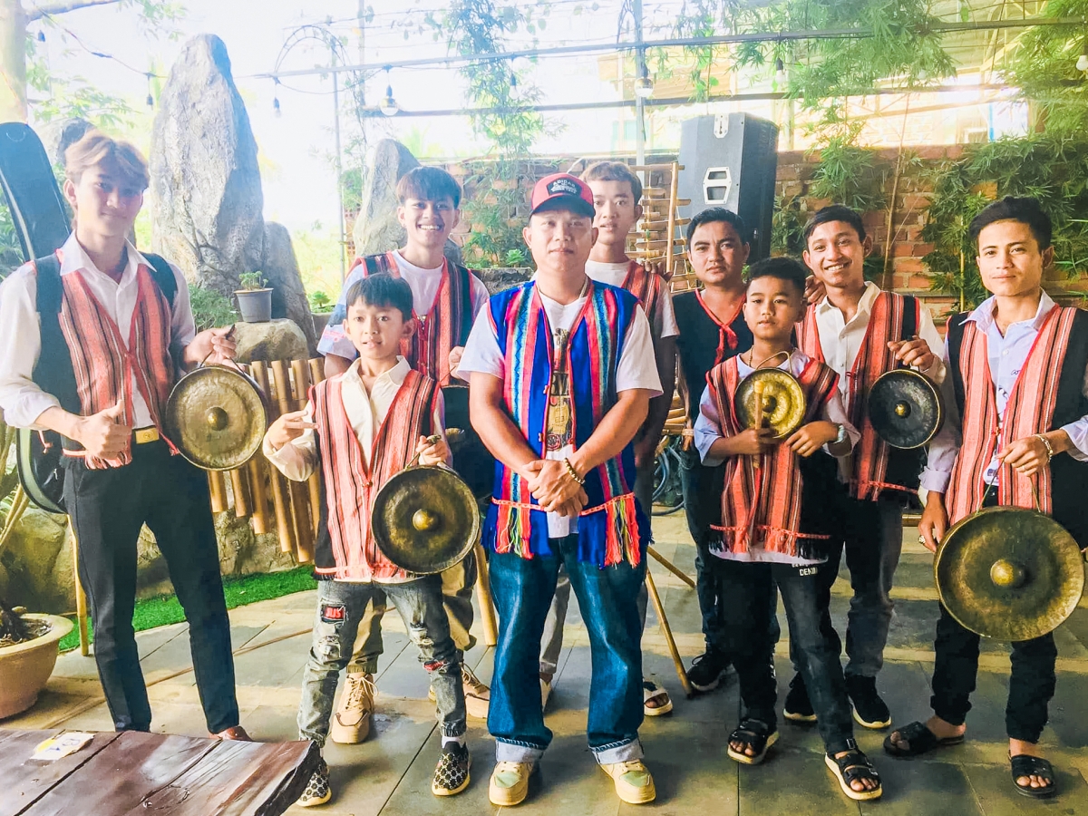 Ngoh A Huyền xup um ƀă khu vâi o ki ngoh hnê tôu chêng koăng