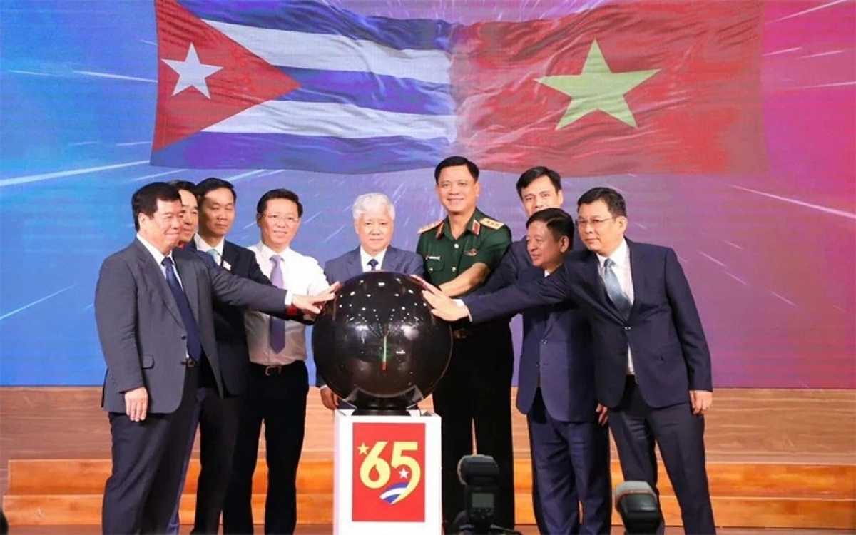 Danak dak jak ba daong rahra Cuba hu angan “65 thun Anit Ranam Viet Nam - Cuba”