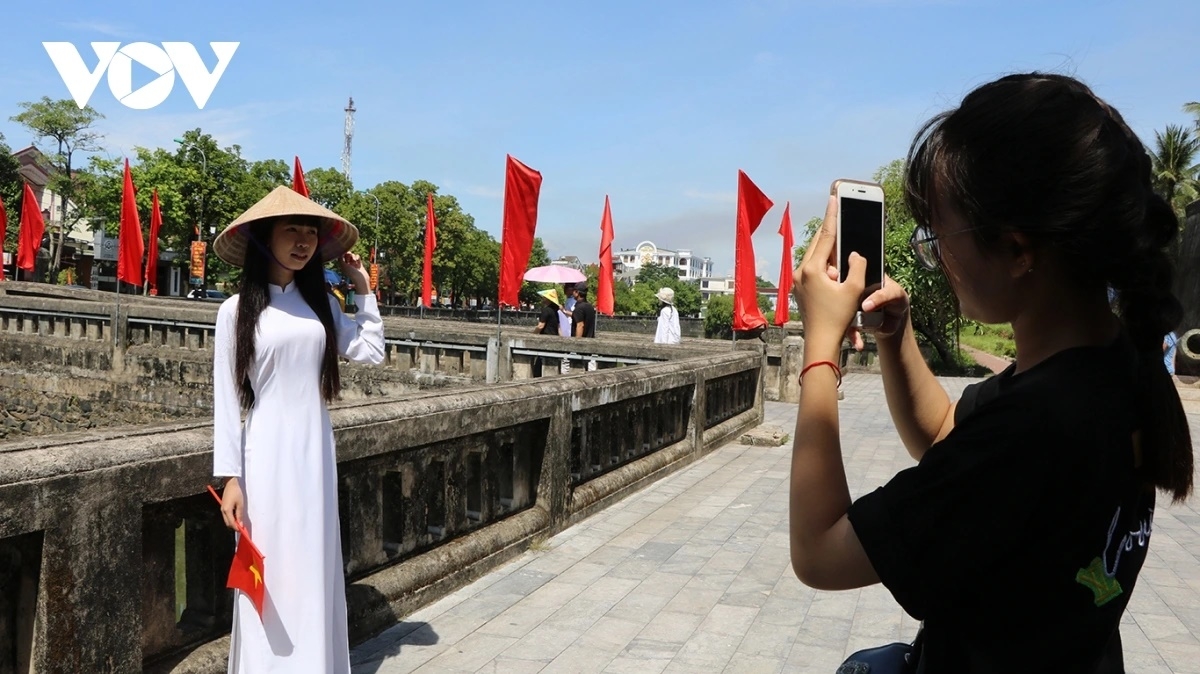 Các bạn trẻ check in Thành cổ Quảng Trị