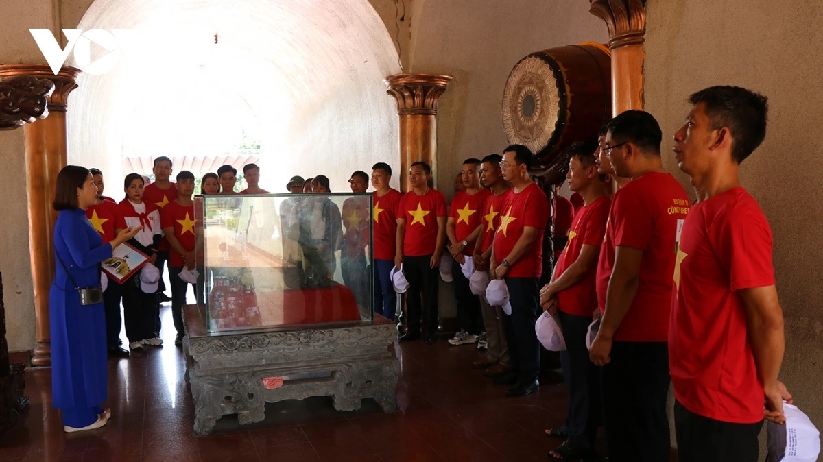 Du khách lặng người lắng nghe kể về Cuộc chiến 81 ngày đêm bảo vệ Thành cổ Quảng Trị năm 1972