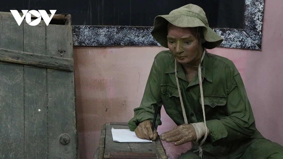 Mô hình tái hiện hình ảnh chiến sĩ Thành cổ Quảng Trị viết thư trong những ngày chiến tranh