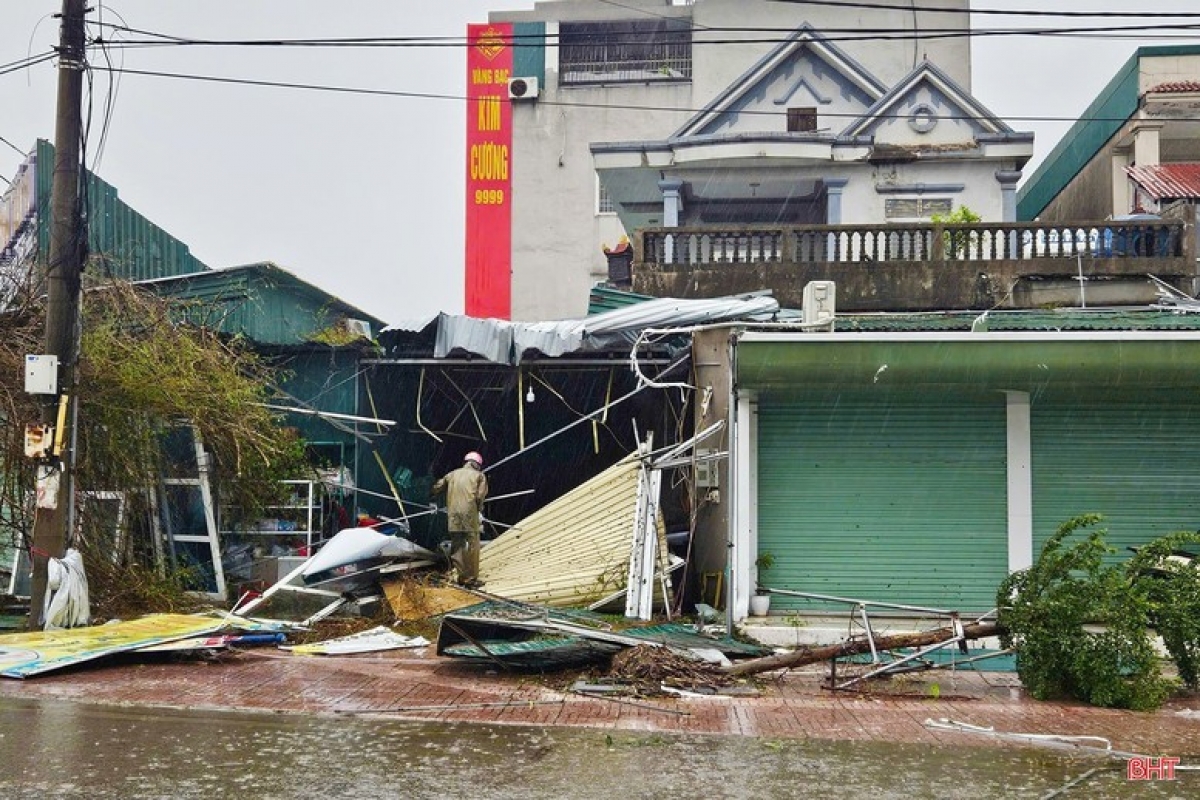 Bão số 10 gây thiệt hại nặng nề về nhà cửa của người dân 