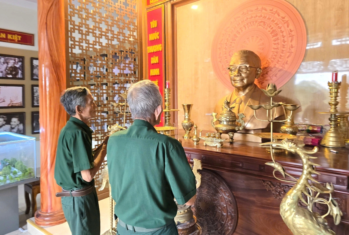 Cựu Chiến binh Ngô Thanh Đúng và Phạm Văn Bé thắp nhang tại khu Di tích cố Thủ tưởng Võ Văn Kiệt ở xã U Minh
