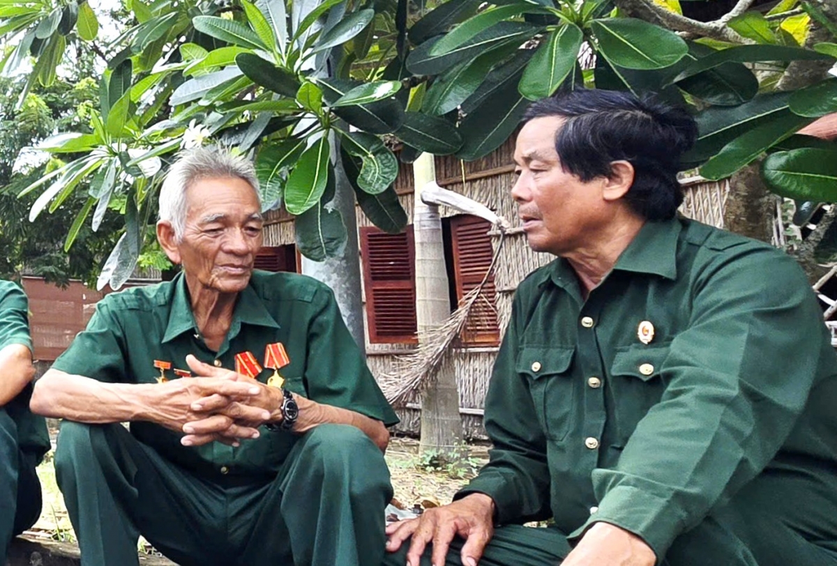 Ông Đào Hữu Nghĩa (bên trái) kể về giai đoạn chống Mỹ ác liệt