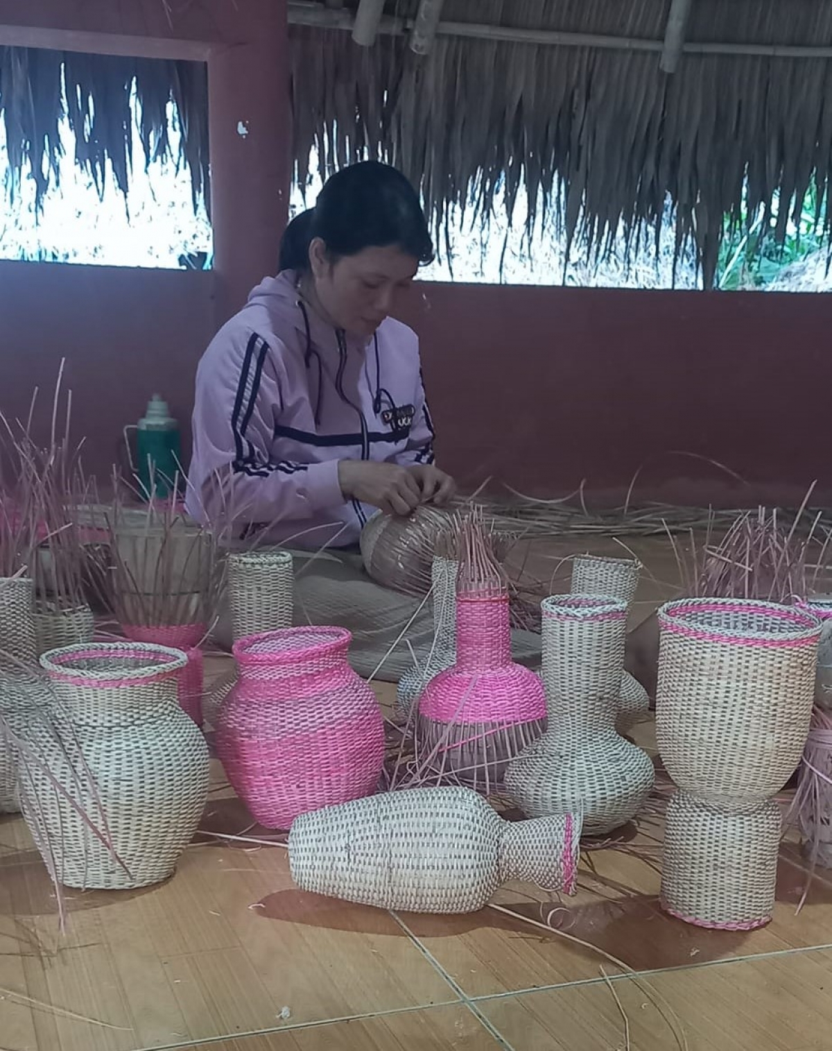 Bà con Cơ Tu dần gắn bó với nghề đan lát 
 