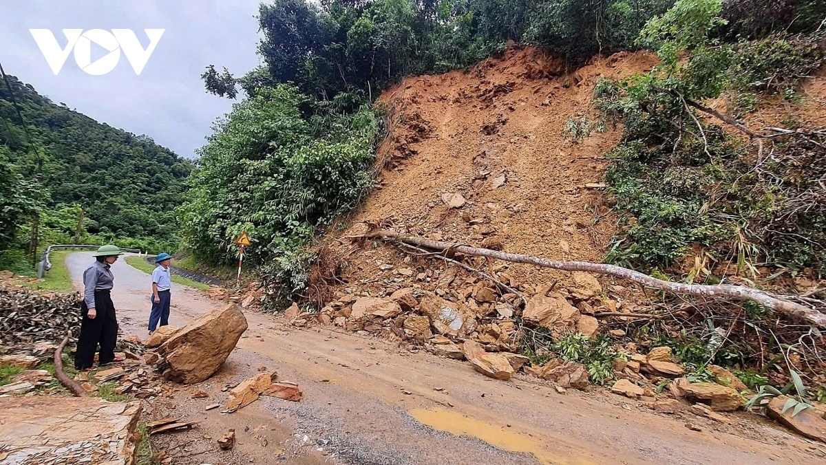 Xã Châu Bình, tỉnh Nghệ An ghi nhận 5 điểm đường sạt lở. Riêng tại xã Xuân Lâm, tỉnh Nghệ An sông Gang bị sạt lở nghiêm trọng, trong đó có đoạn dài 100m ở xóm Nam Thượng.