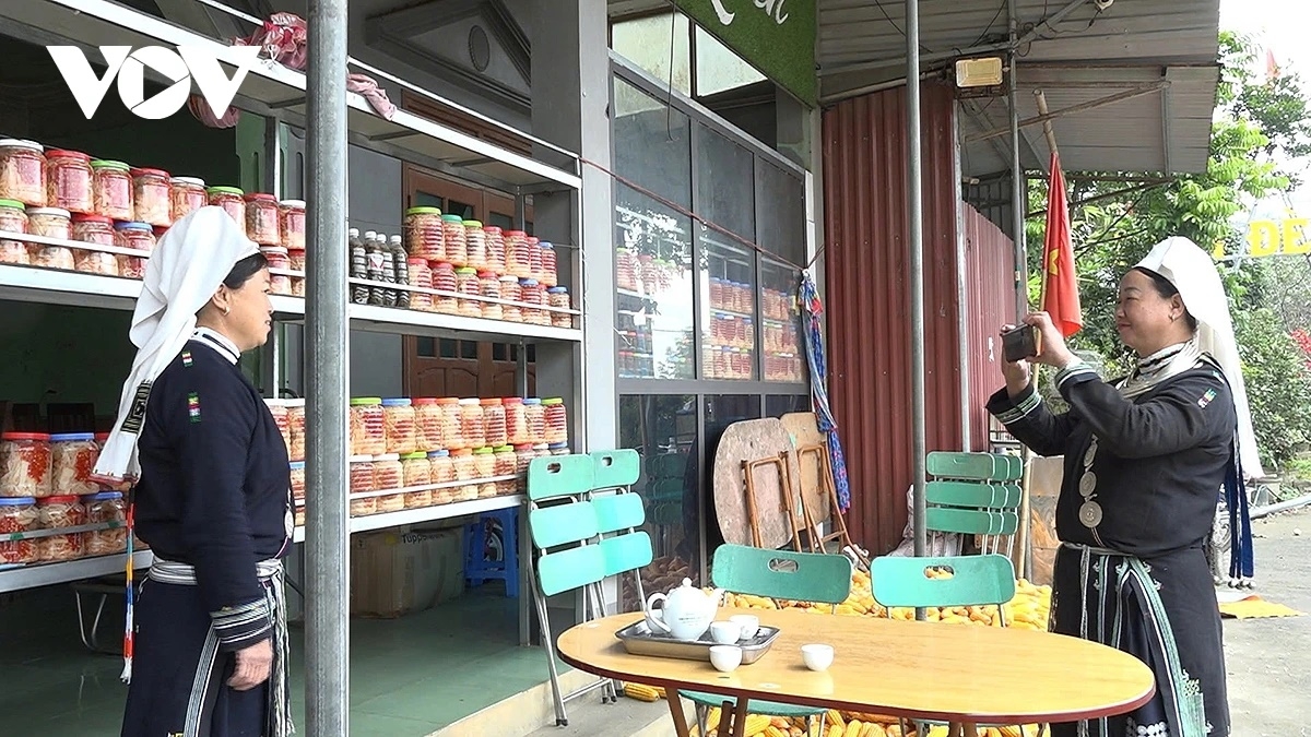 Các chị mạnh dạn quảng bá sản phẩm qua mạng xã hội.