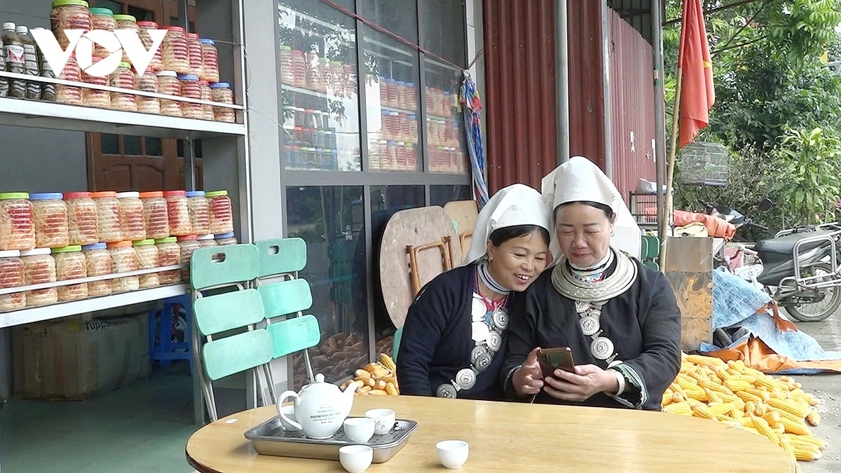 Những phụ nữ Dao Tiền ở Đèo Gió đã học hỏi để ứng dụng công nghệ thông tin, quảng bá sản phẩm may thêu.