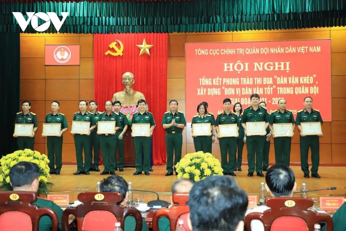 Thượng tướng Trương Thiên Tô trao bằng khen của Bộ trưởng Bộ Quốc phòng tặng các tập thể cá nhân có thành tích thực hiện phong trào