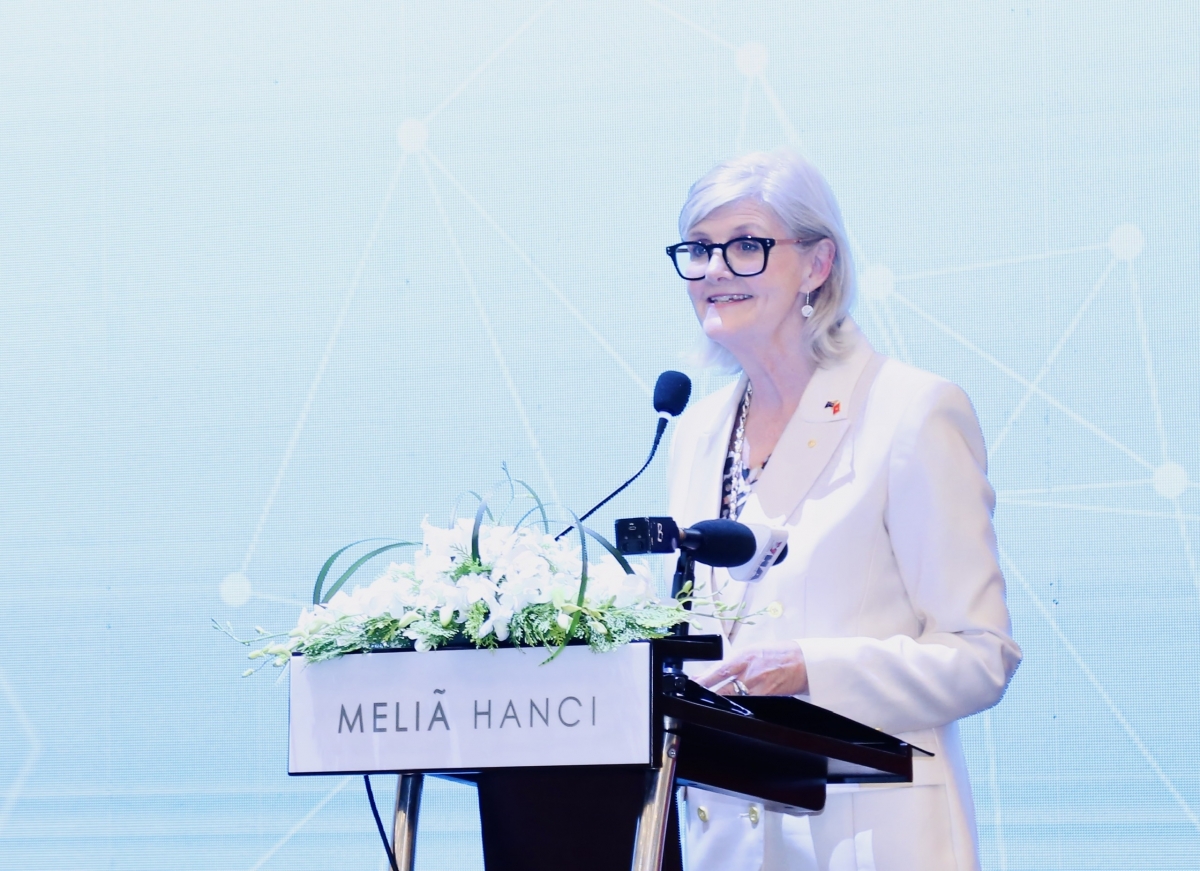 -Pô mâo klei dưi Australia Sam Mostyn blŭ hrăm hlăm Klei bi kƀĭn