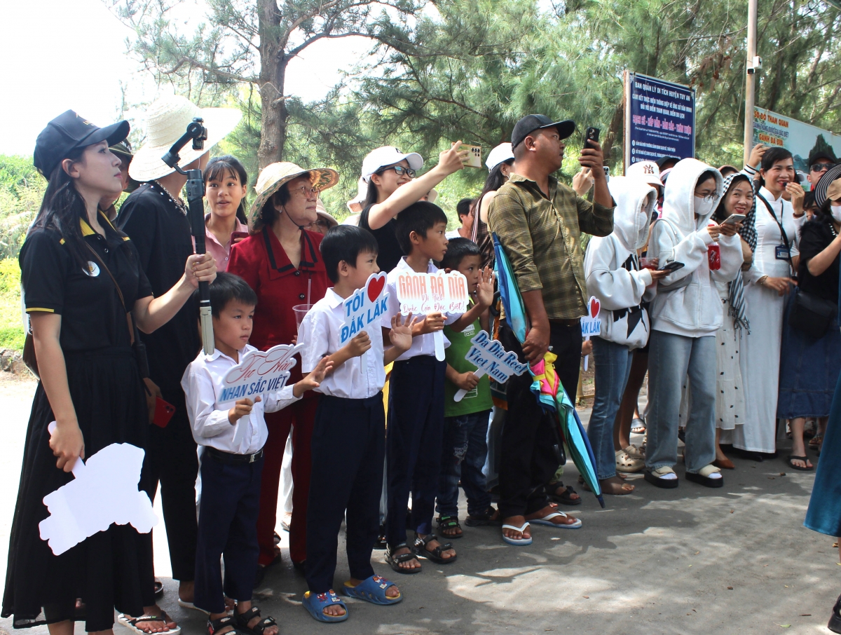 
Đăk Lăk sơng jê̆ 100 rơbou tơmoi lơ̆m 'măng pơdơh lêh Kuôk khănh sơnăm ou